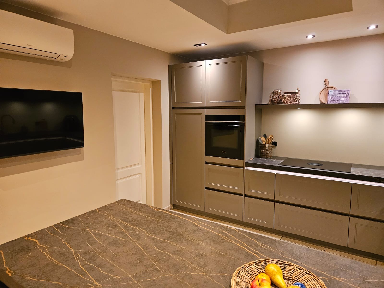Binnenschilderwerk in een luxe keuken